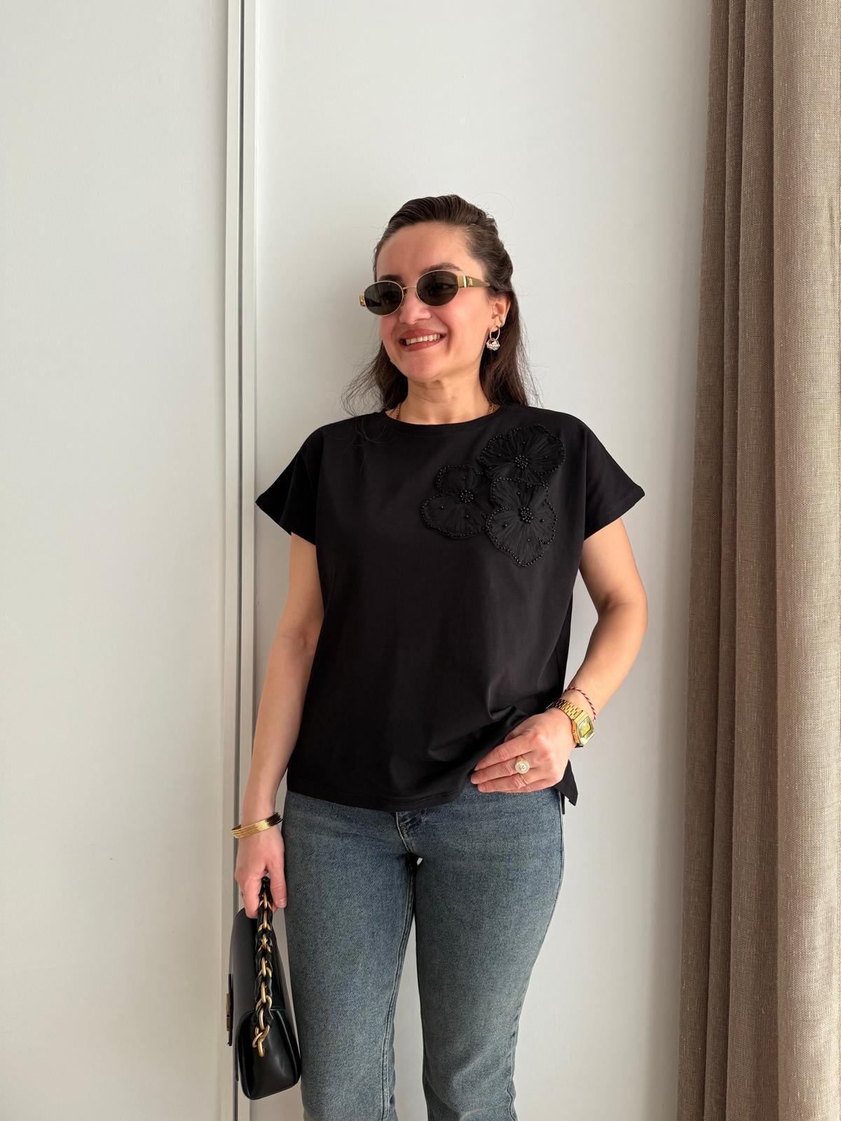 Siyah Kabartma Gül Detaylı Tshirt 25024