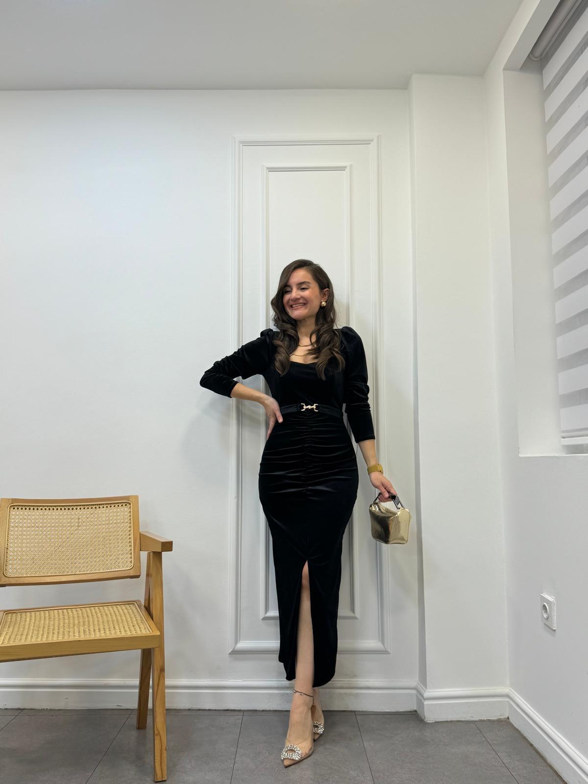 Siyah Kalp Yaka Drapeli Yırtmaç Detaylı Kadife Elbise 3646