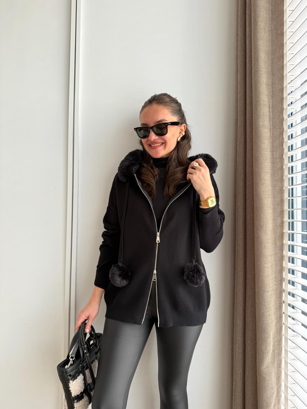 Siyah Kapüşonu Kürklü Ponponlu Triko Hırka 140215