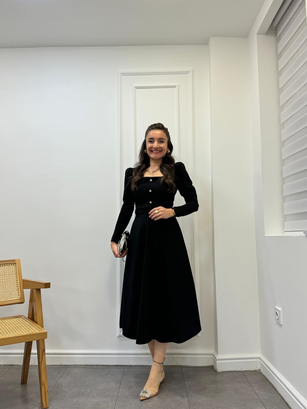 Siyah Kare Yaka Önü Düğümlü Vatkalı Elbise 3620