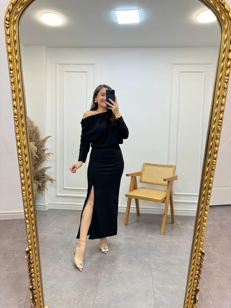 Siyah Kayık Yaka Kolları Büzgü Detaylı Yırtmaçlı Elbise 272118