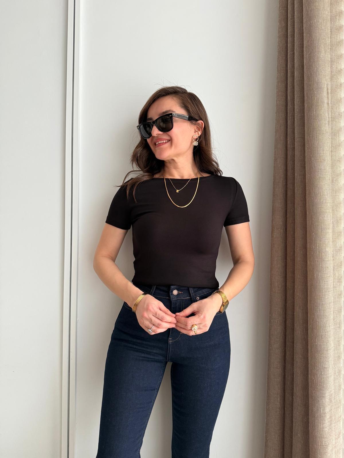 Siyah Kayık Yaka Yarım Kol Bluz 5219