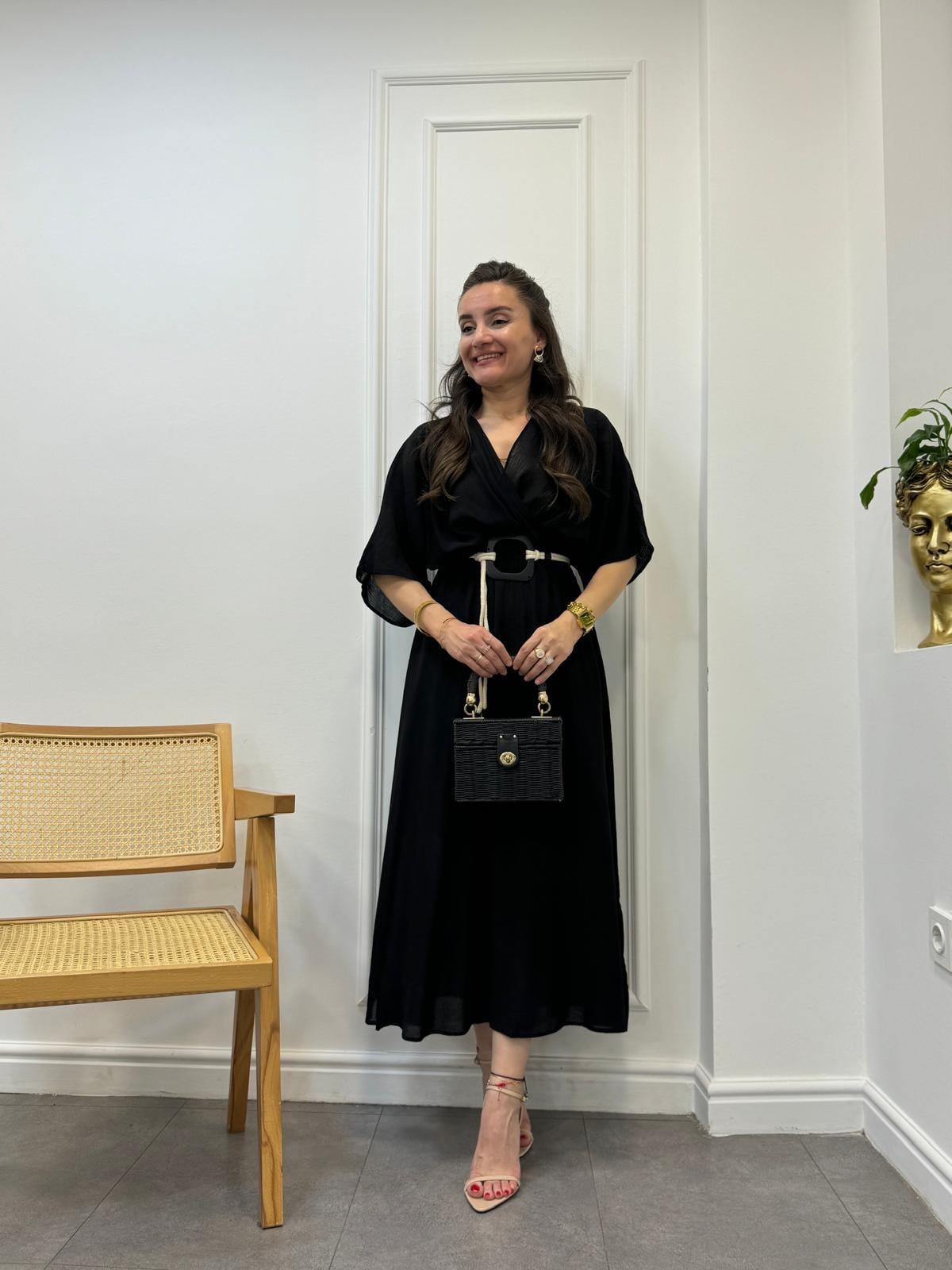 Siyah Kruvaze Yaka Astarlı Kemerli Bürümcük Kumaş Elbise 2782