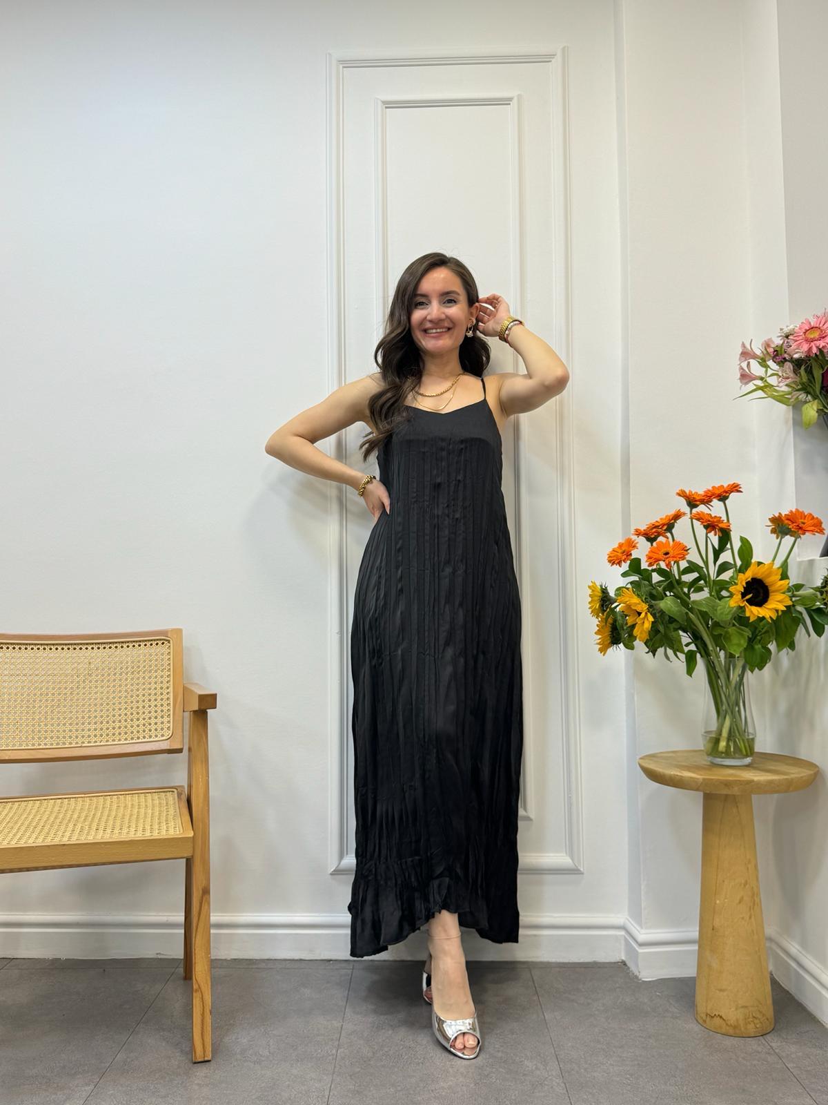 Siyah Lüx Kalite Askılı Kırışık Kumaş Elbise 3155