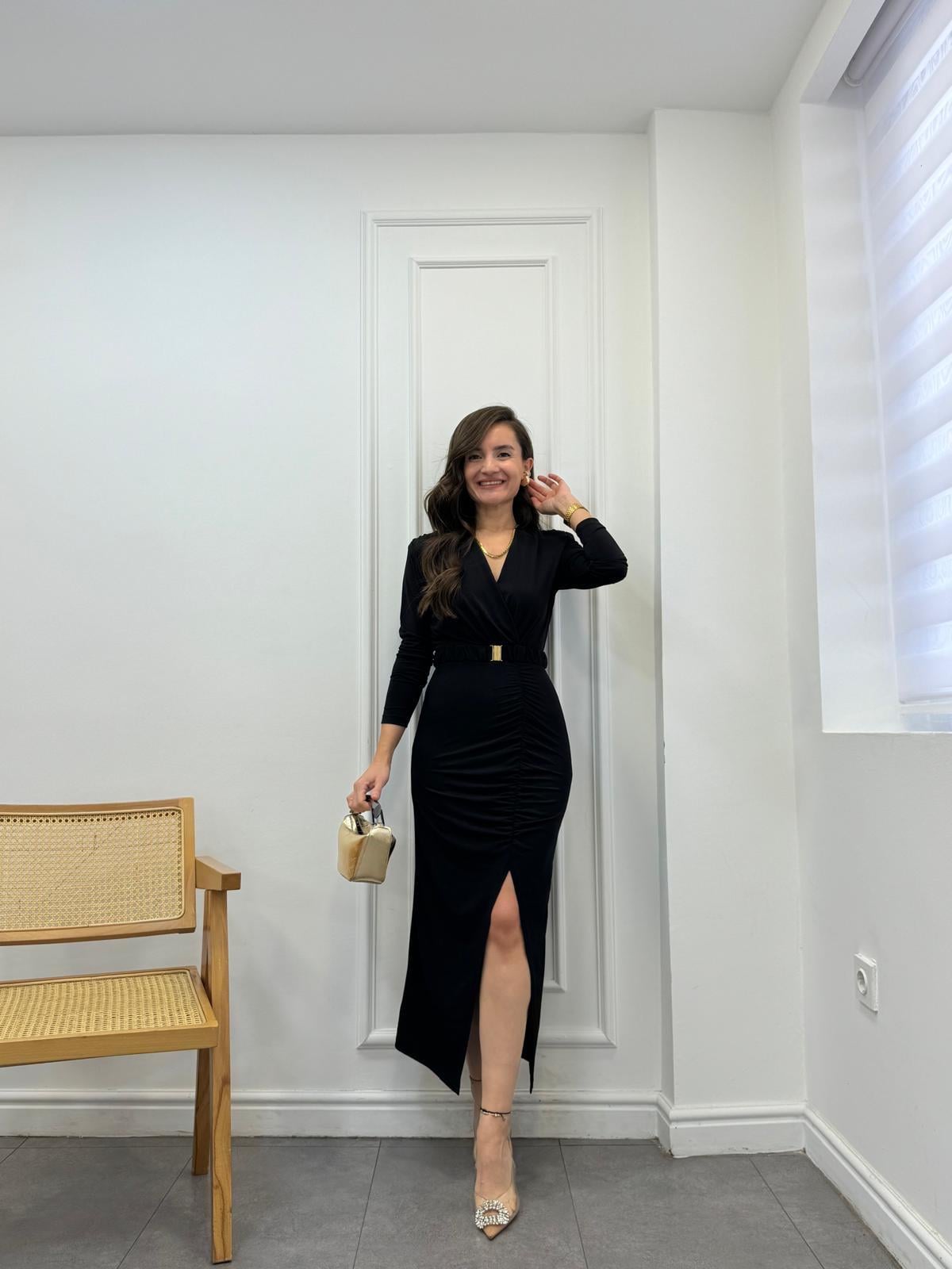 Siyah Omuz Vatkalı Ön Drapeli Yırtmaçlı Elbise 3361