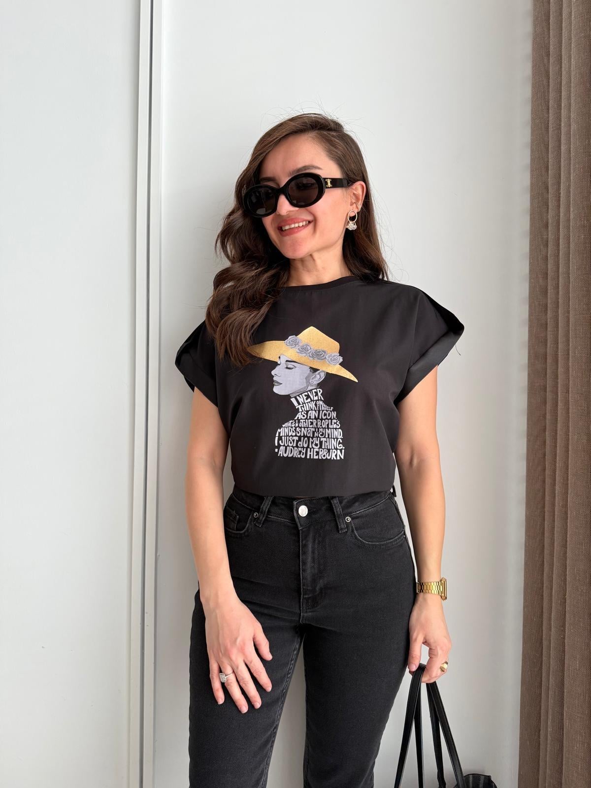 Siyah Omuz Ve Kol Detaylı Figürlü Tshirt 28595
