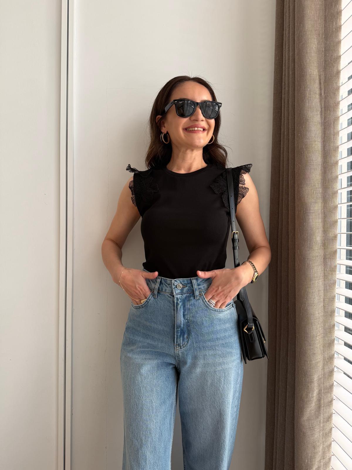 Siyah Omuzları Çiçek Detaylı Tshirt 2250