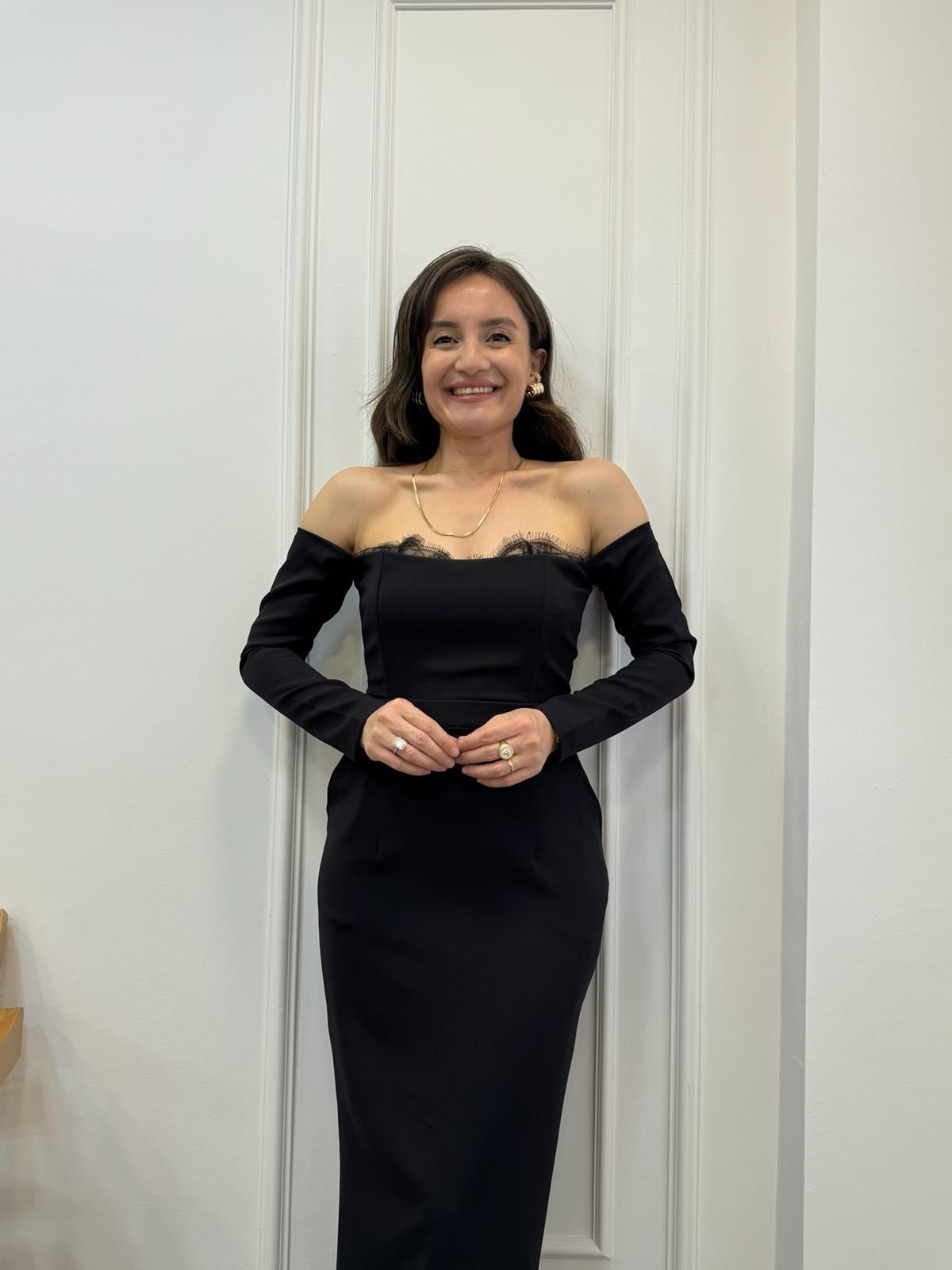 Siyah Omzu Açık Arkası Yırtmaç Detaylı Elbise 2058