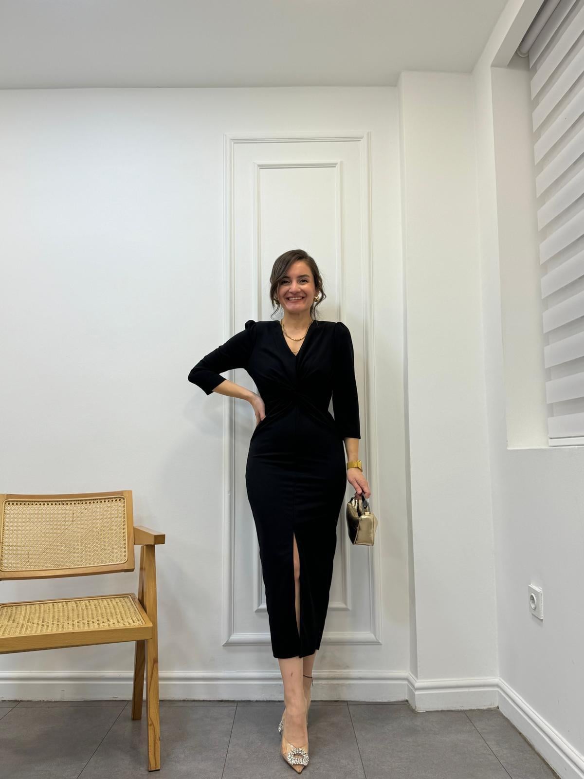 Siyah Ön Düğümlü Vatkalı Yırtmaç Detaylı Elbise 4416