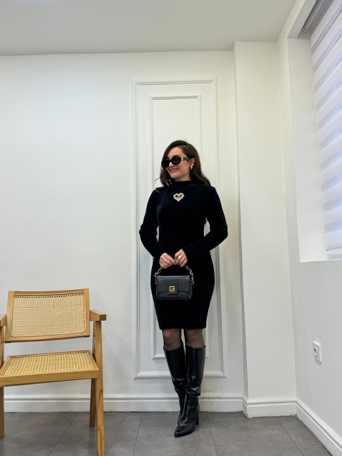 Siyah Ön Kalp Dekolteli Dik Yaka Yumoş Triko Elbise 101003