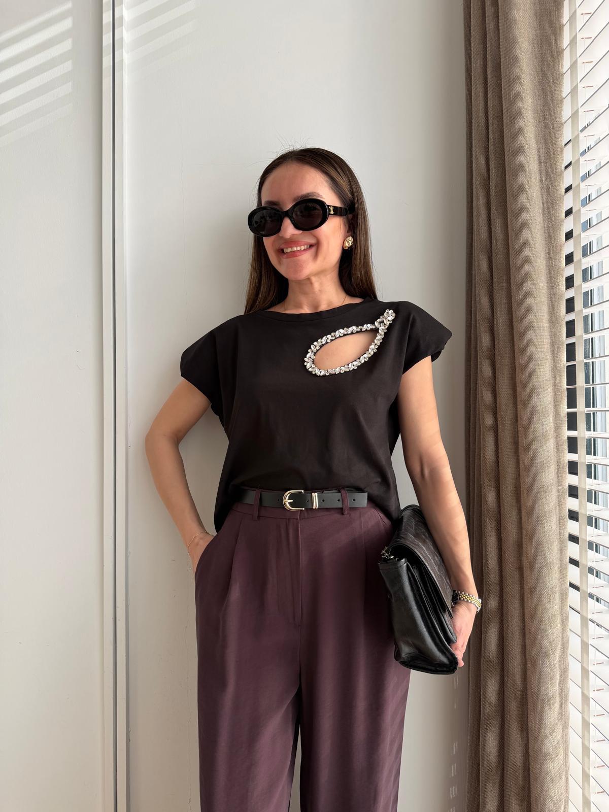 Siyah Önü Dekolte Taş Detaylı Tshirt 1075