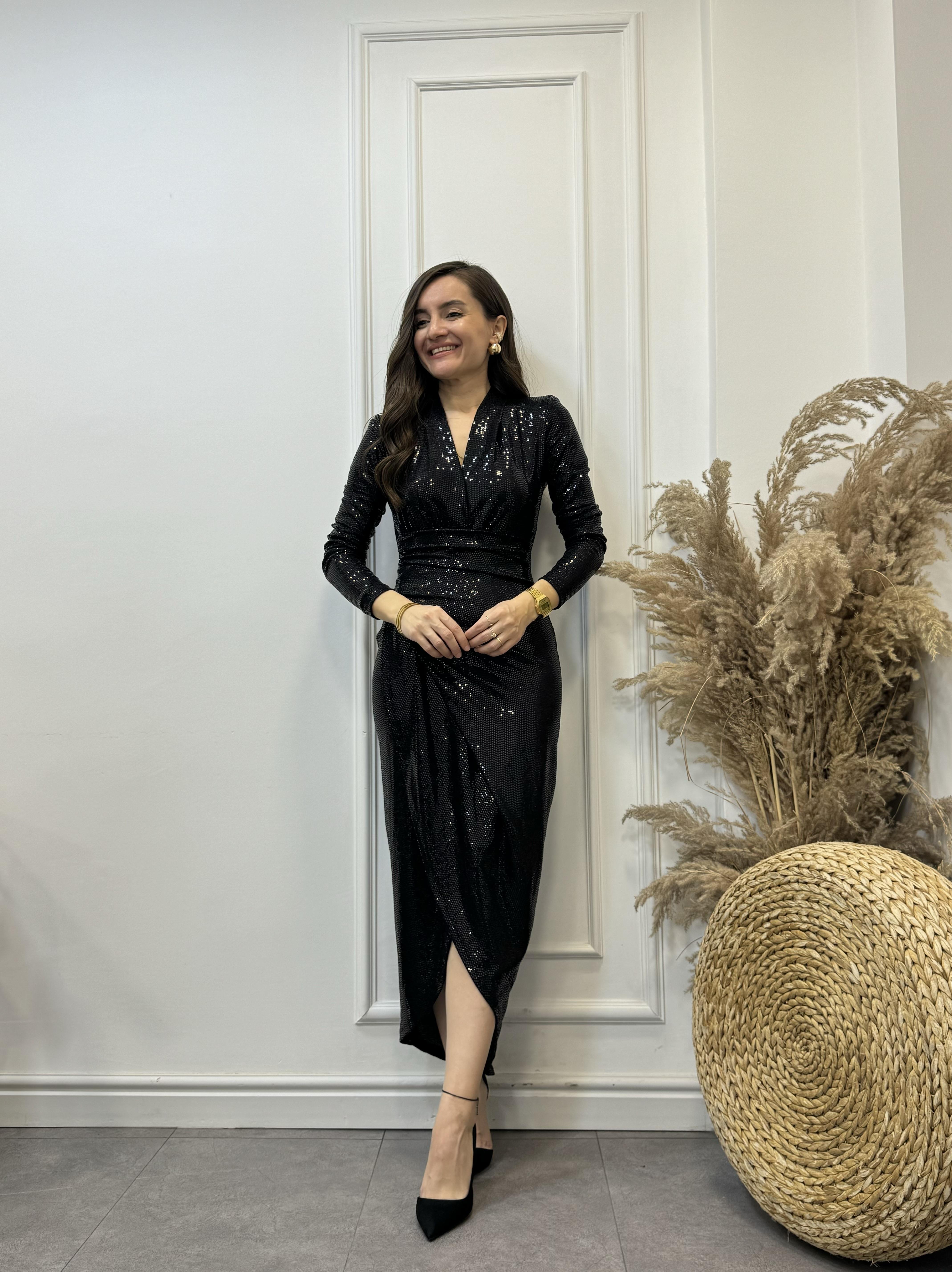 Siyah Payetli Beli Büzgü Detaylı Elbise 7012