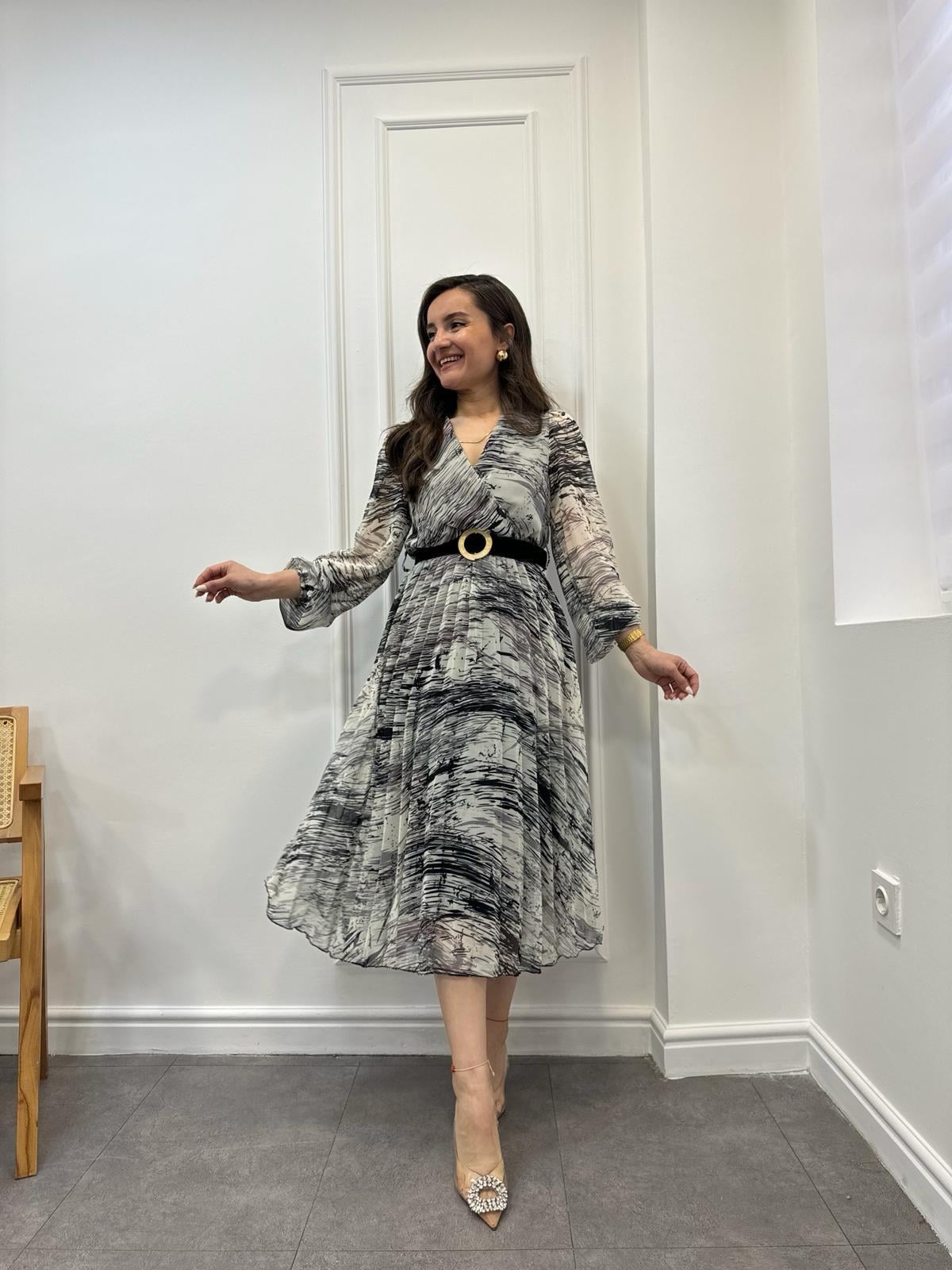 Siyah Renkli Desenli Piliseli Kemerli Elbise 3286