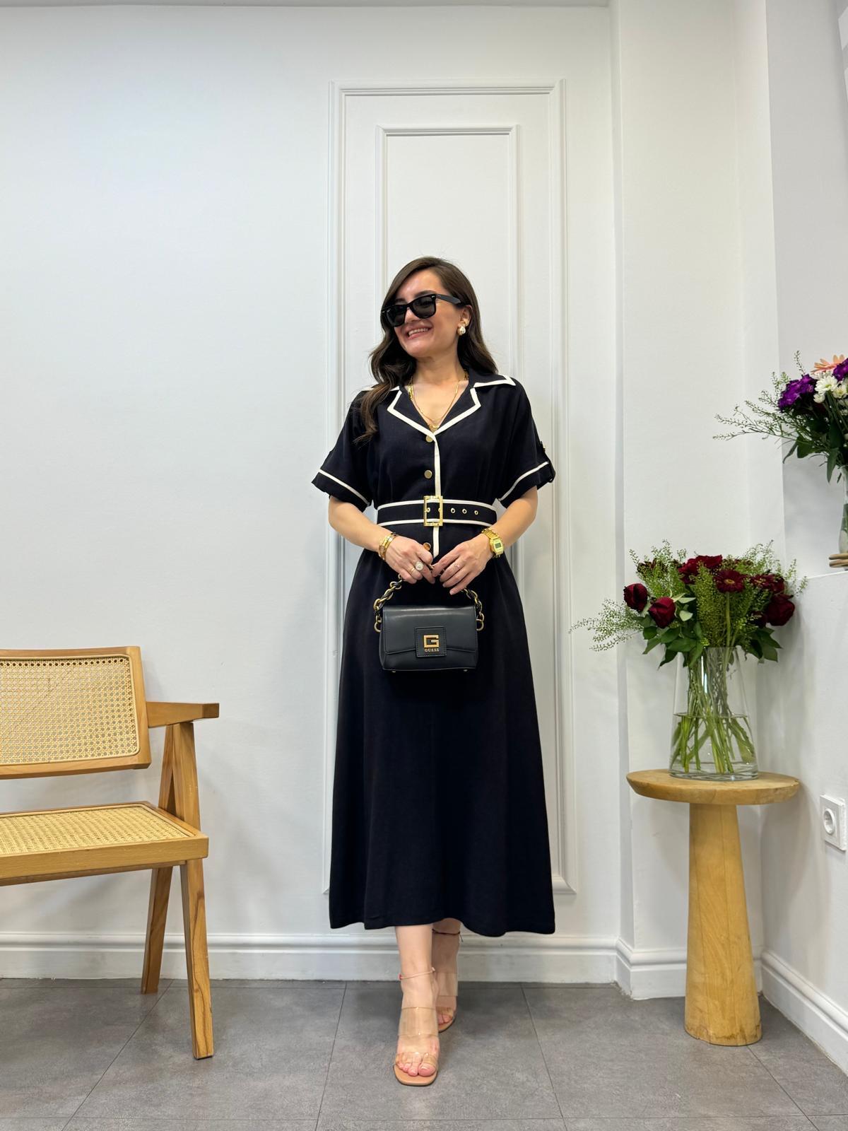 Siyah Şerit Detaylı Önü Gold Düğmeli Kemerli Elbise 025