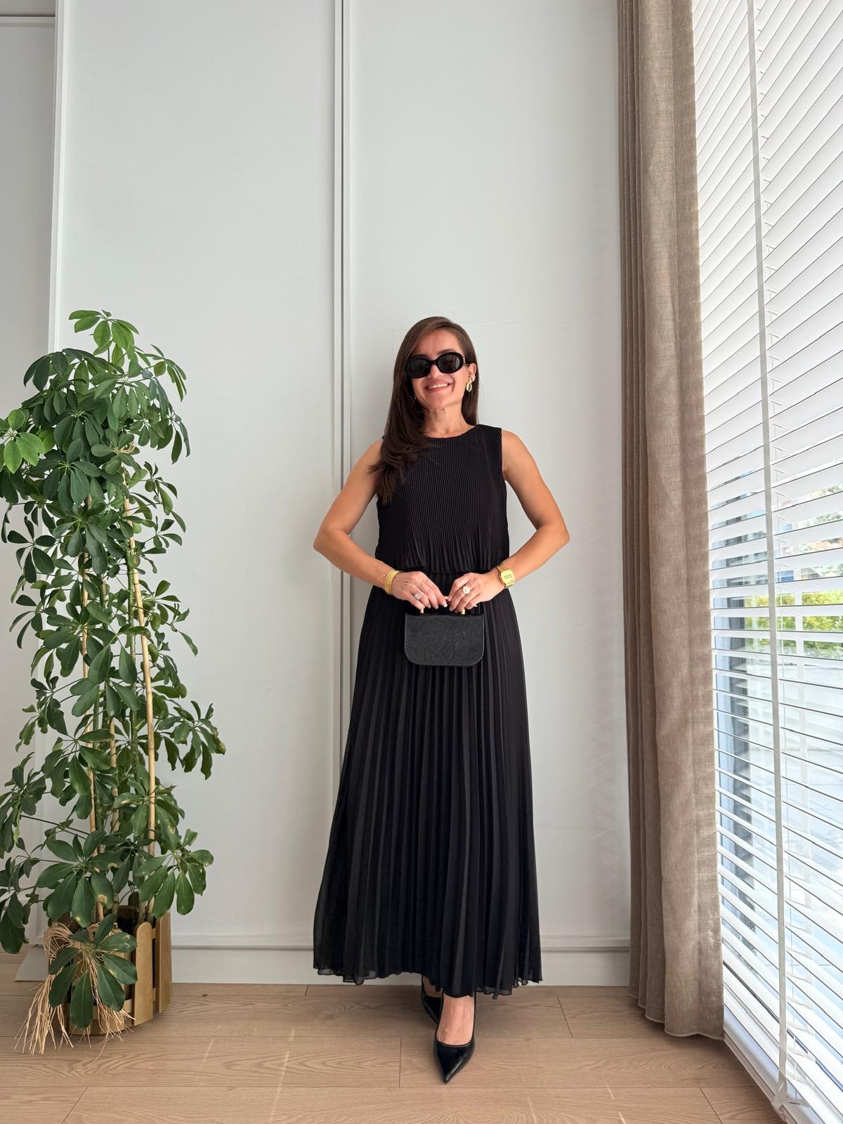 Siyah Sıfır Kol Piliseli Şifon Elbise 2621