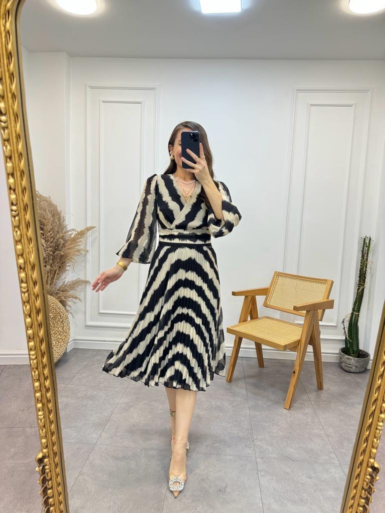 Siyah Taş Dalga Desenli Piliseli Kruvaze Yaka Şifon Elbise 2159