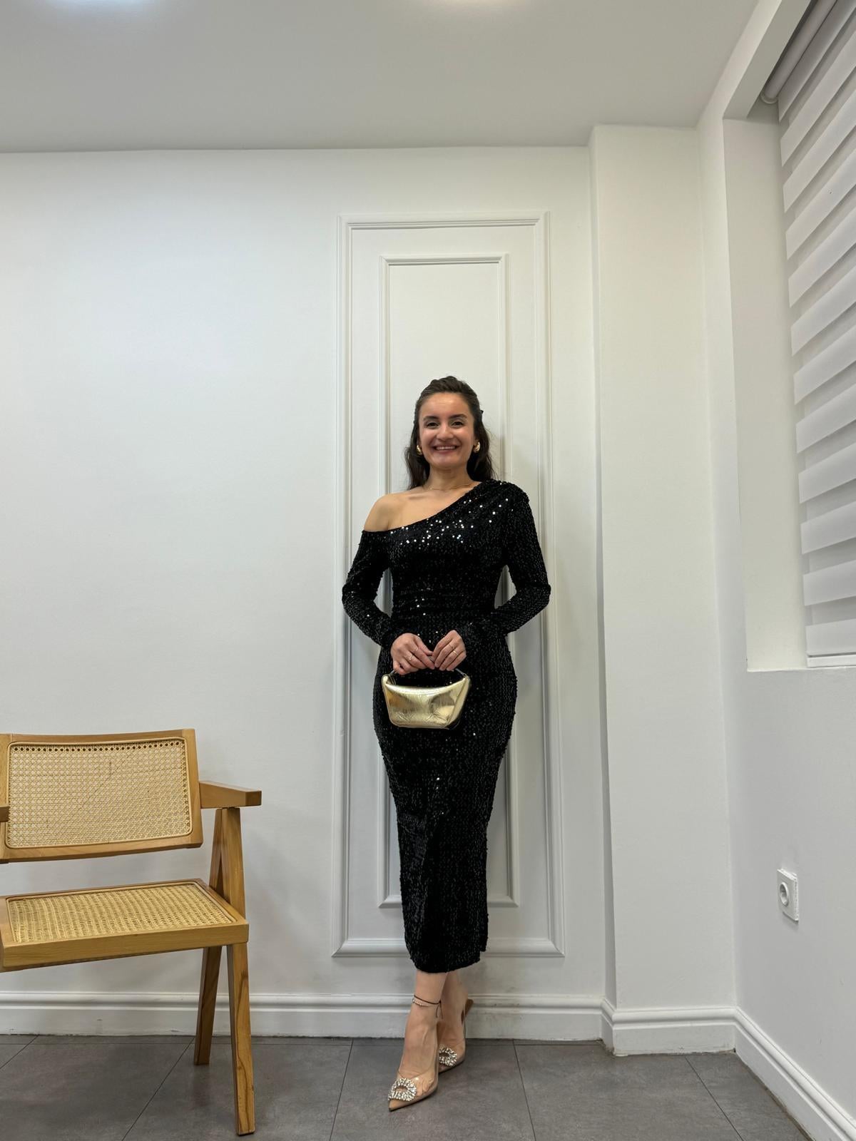 Siyah Tek Omuz Ön Drapeli Payetli Elbise 3650