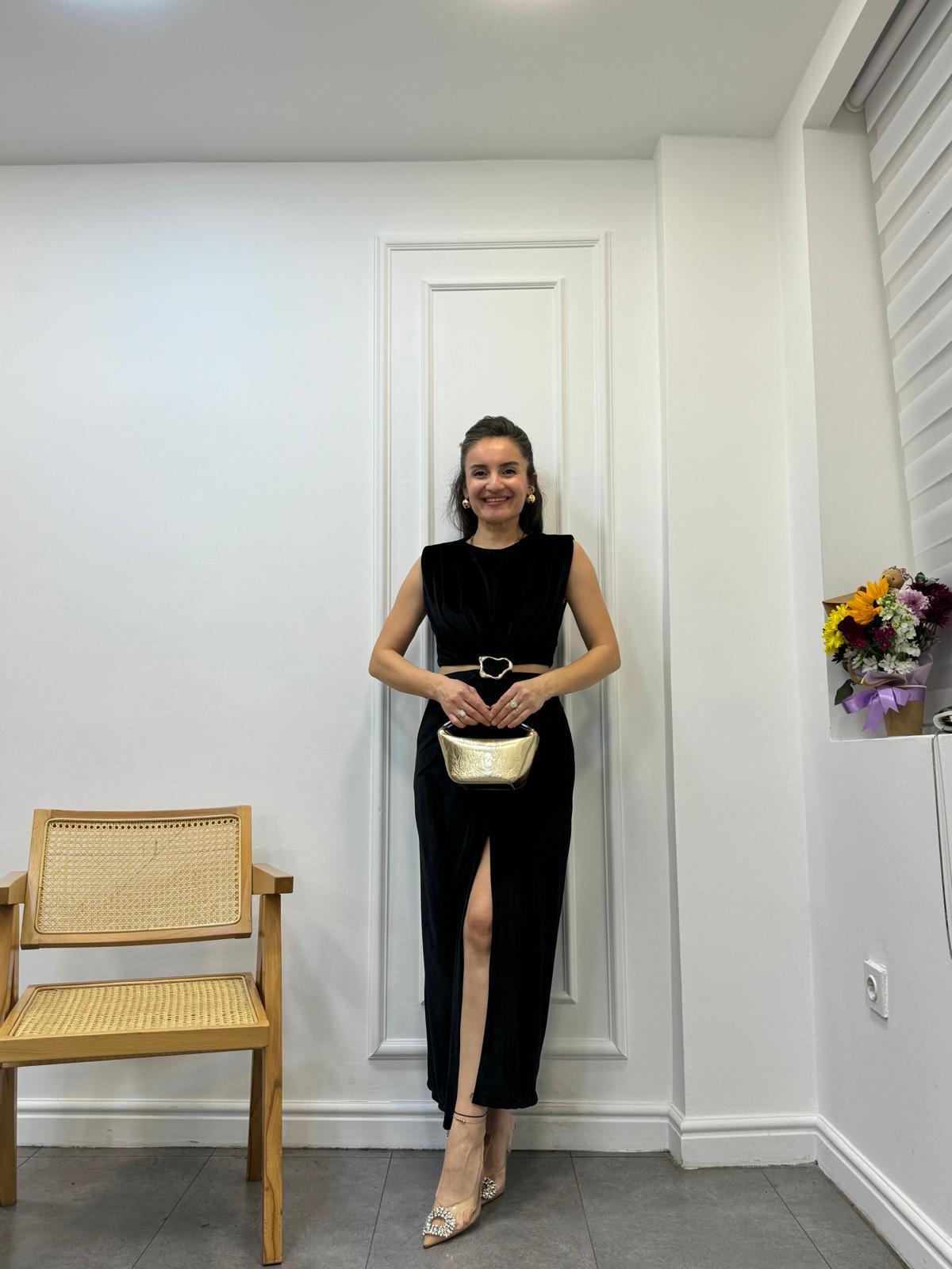 Siyah Toka Detay Dekolteli Kadife Tasarım Elbise 8176