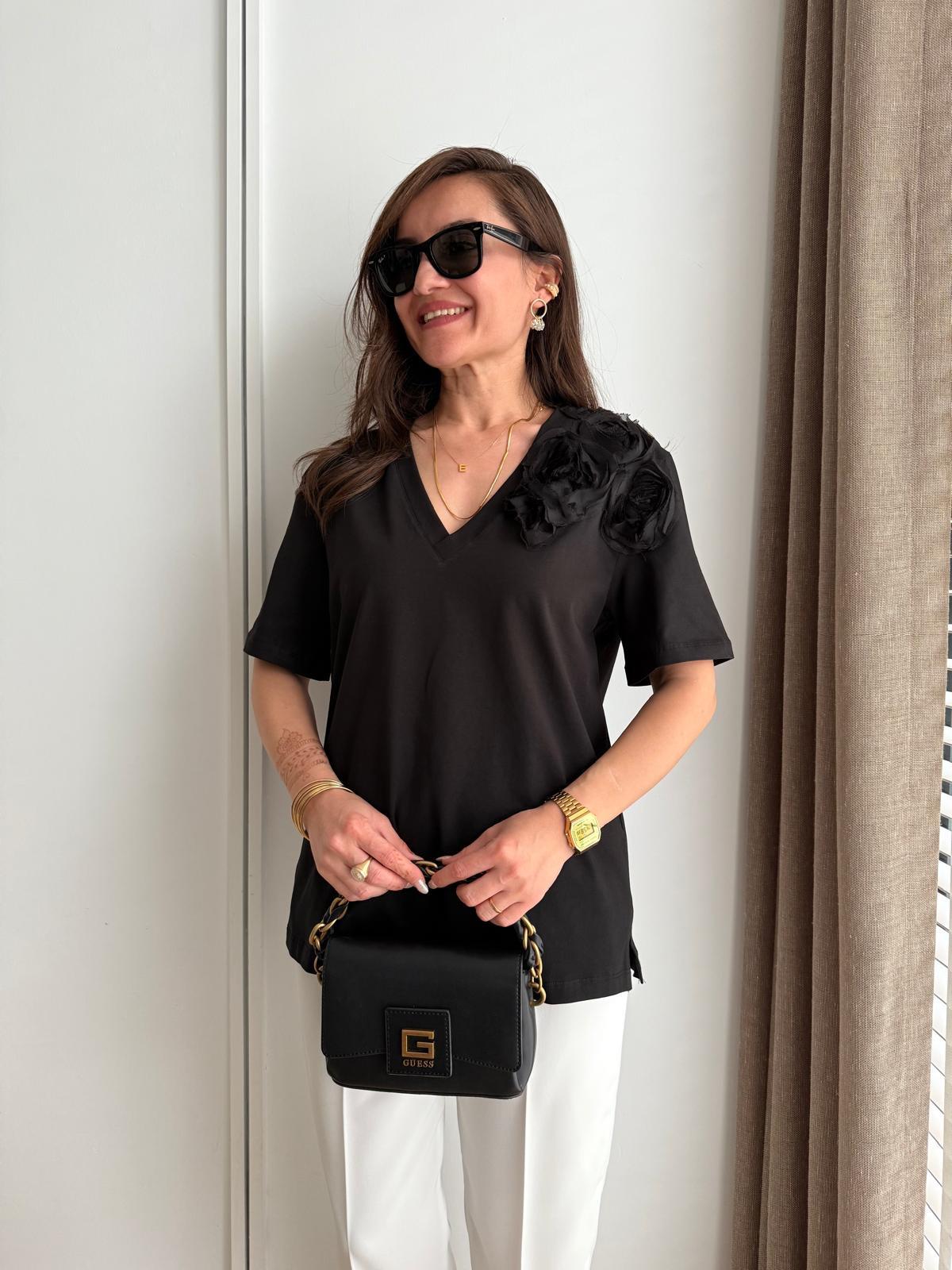 Siyah V Yaka Gül Detaylı Tshirt 25063