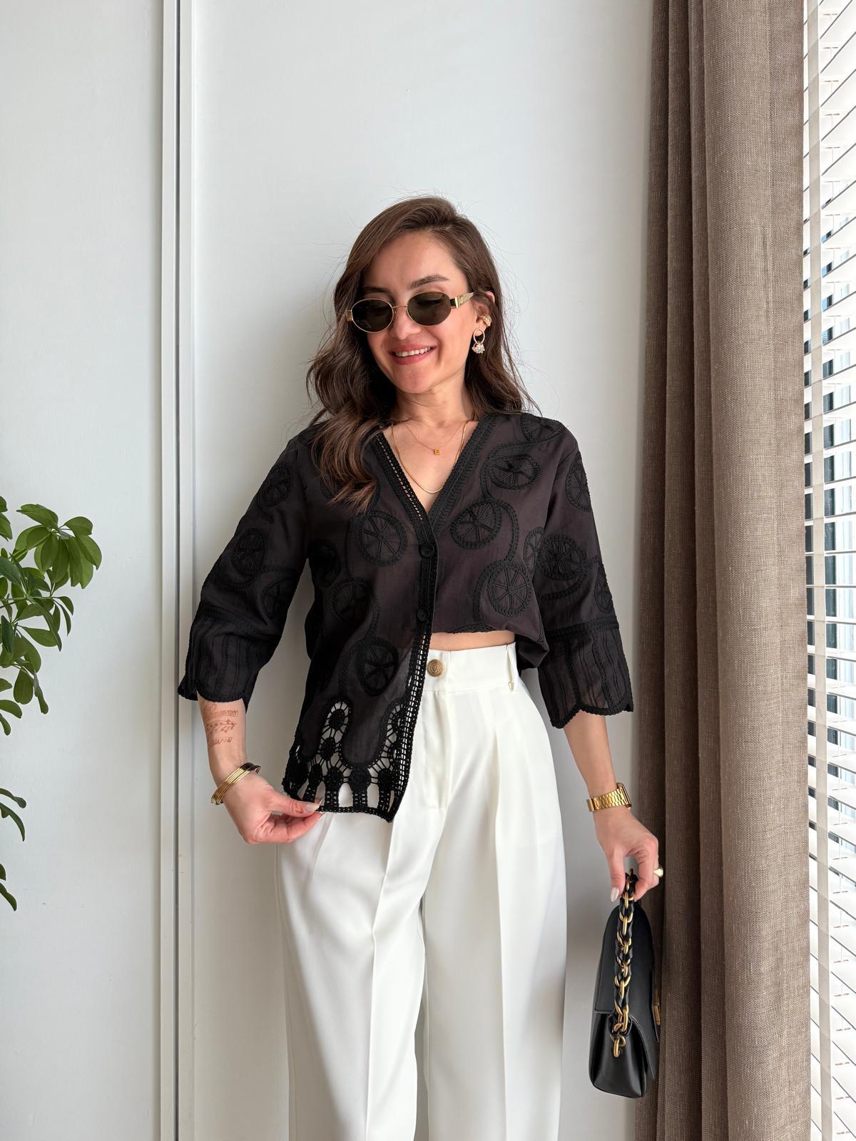 Siyah V Yaka Nakış İşleme Detaylı Tasarım Gömlek L023