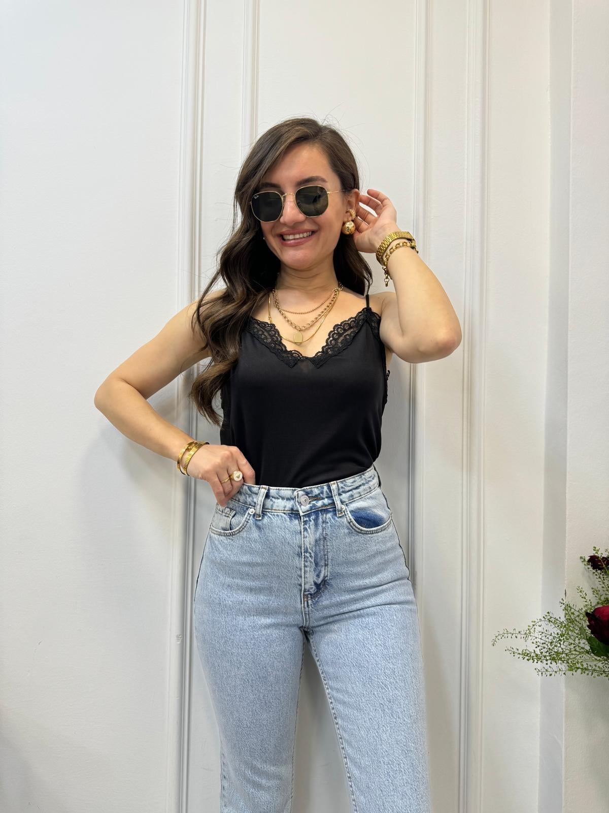 Siyah V Yaka Önü Dantelli İnce Askılı Atlet 3522