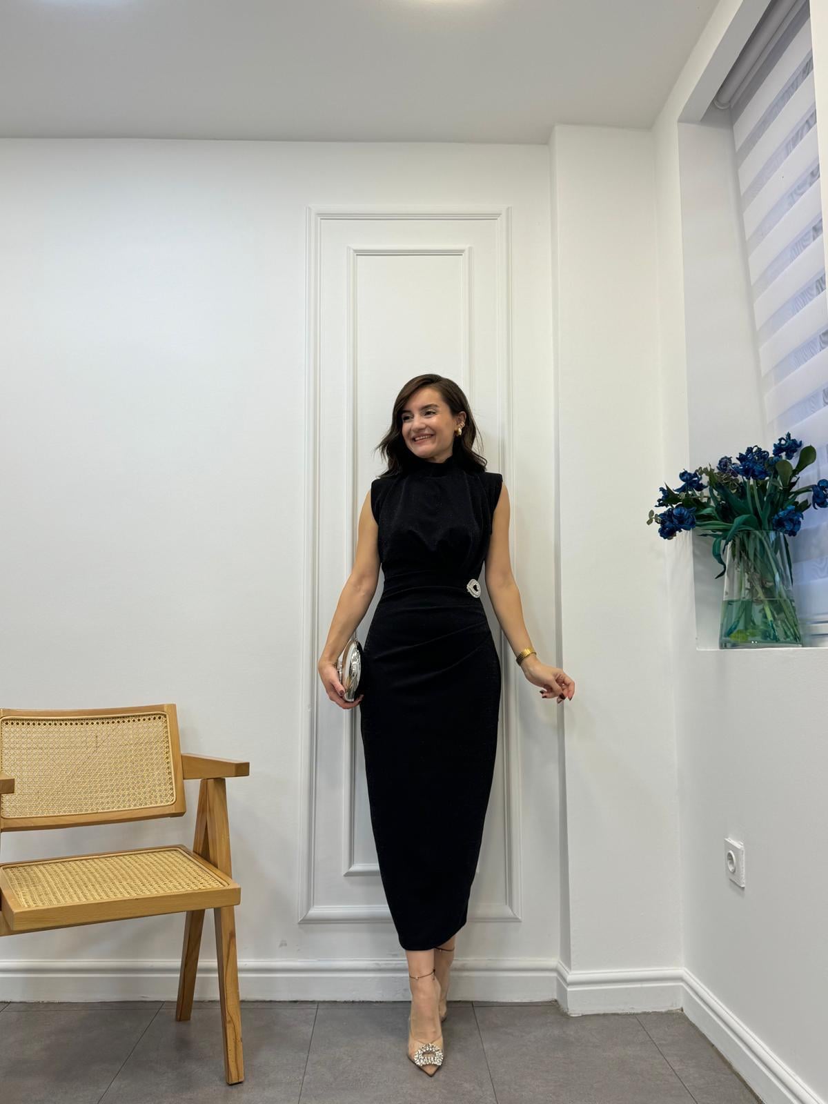 Siyah Vatkalı Bronşlu Simli Elbise 4459