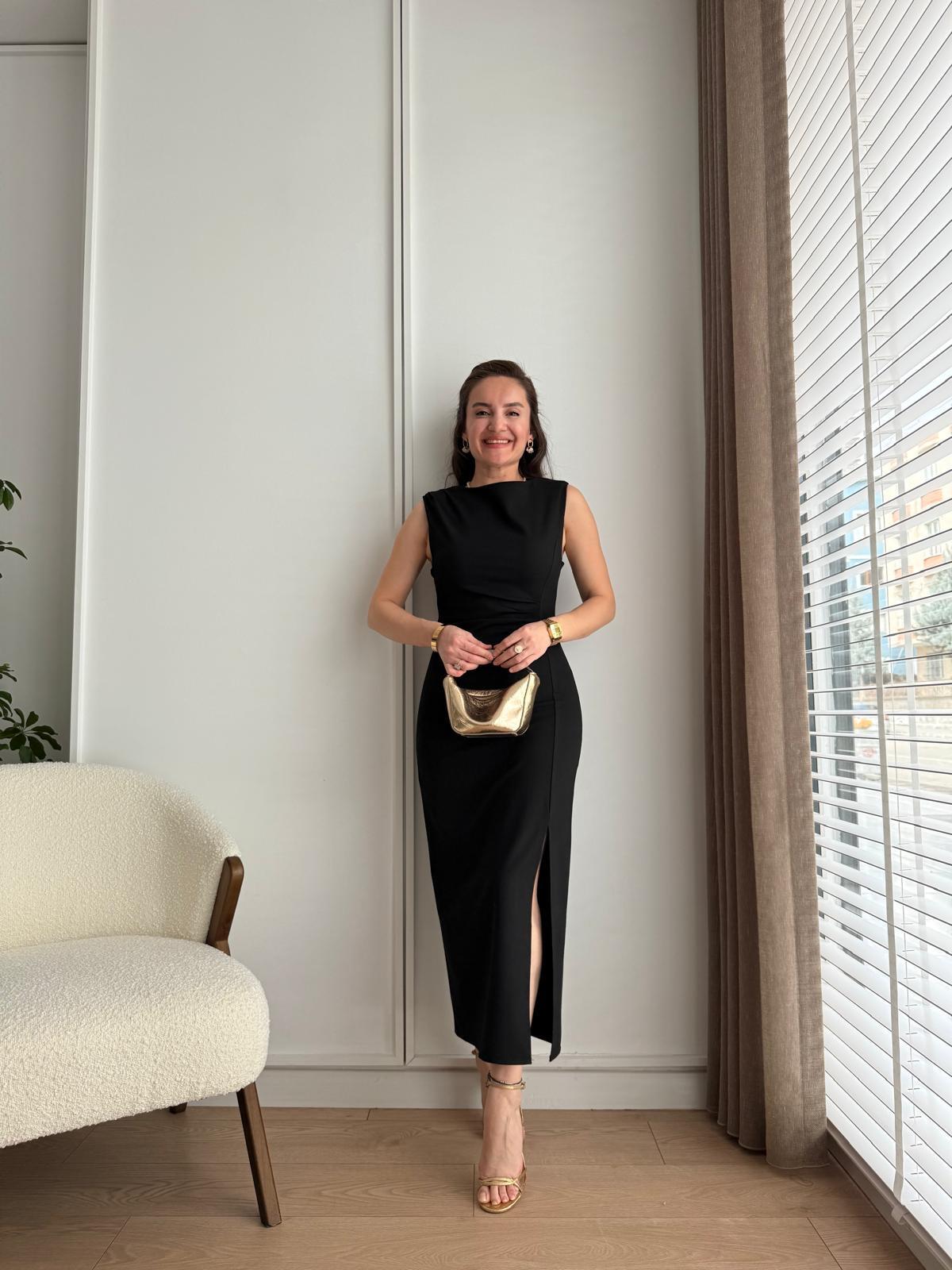 Siyah Vatkalı Drape Detaylı Yırtmaçlı Elbise 05165