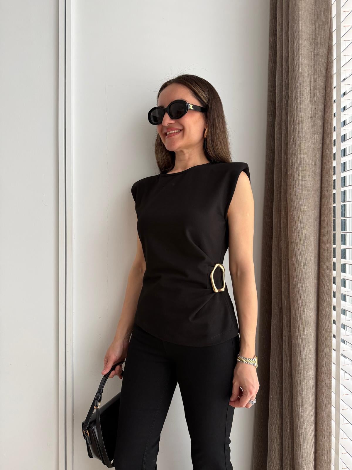 Siyah Vatkalı Gold Tokalı Sıfır Kol Bluz 37386