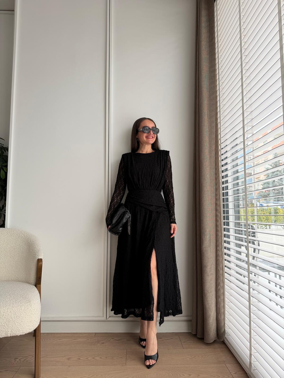 Siyah Vatkalı Yırtmaç Detaylı Dantel Elbise 2373