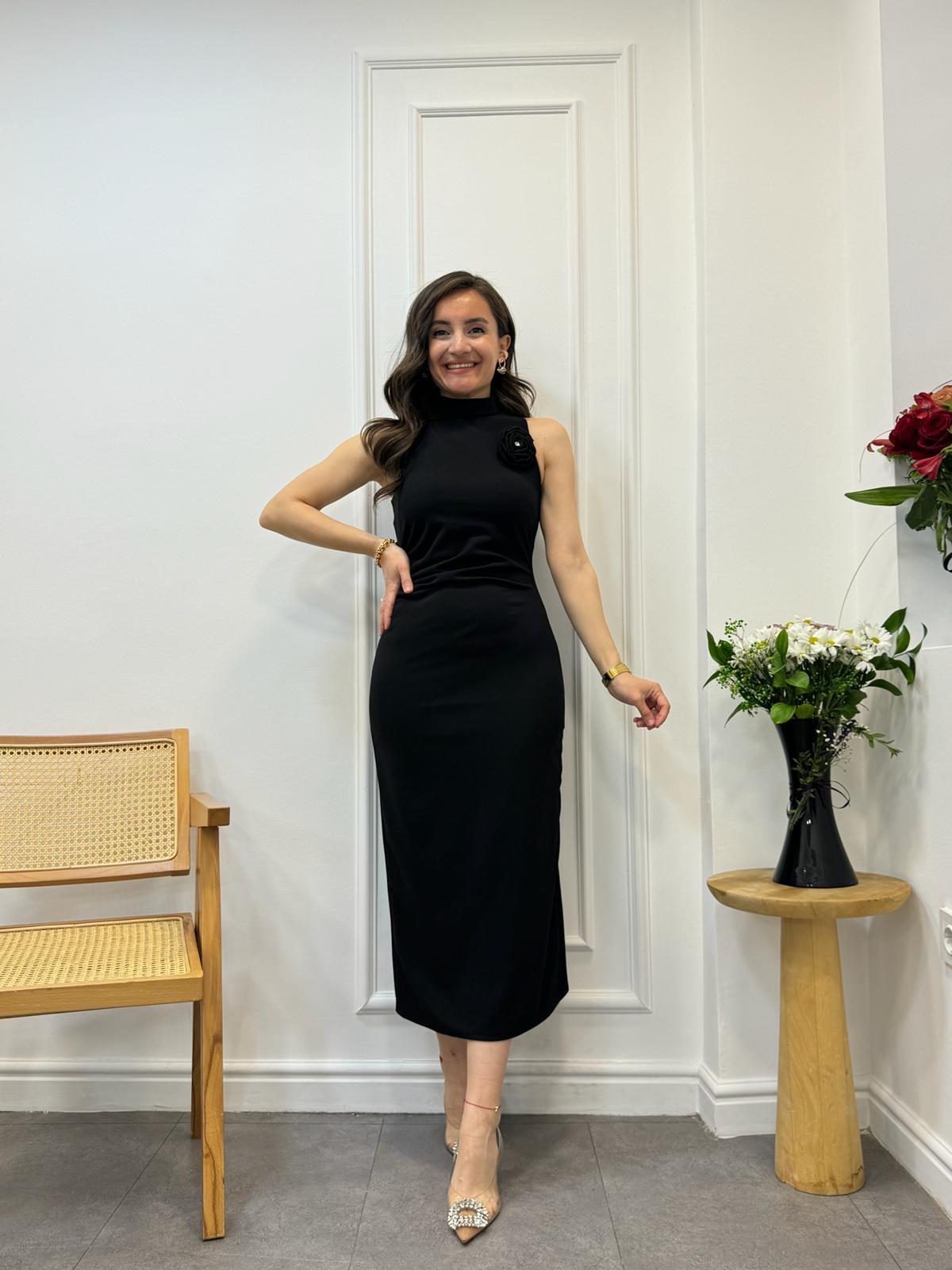 Siyah Yan Drapeli Arka Yırtmaçlı Gül Broş Detaylı Elbise 3381