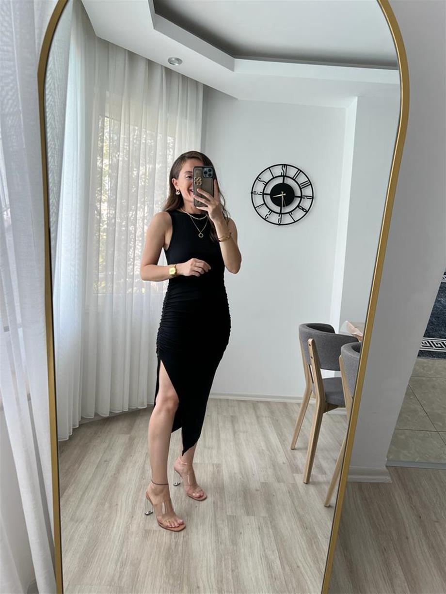 Siyah Yanları Büzgülü Yırtmaçlı Elbise 296115