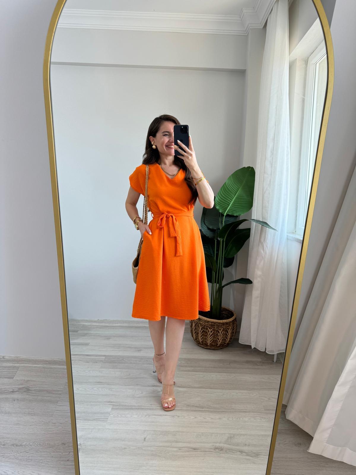 Turuncu V Yaka Aerobin Kumaş Kuşaklı Elbise 942