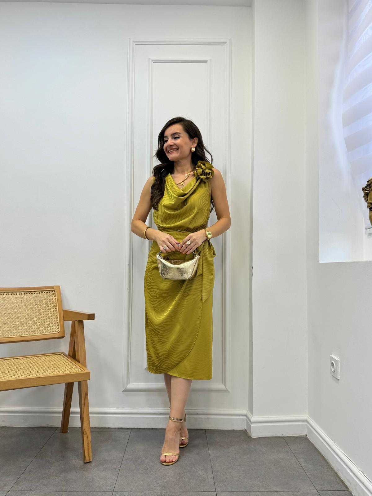 Yağyeşili Gül Broşlu Yan Bağlamalı Zebra Desen Saten Elbise 2341