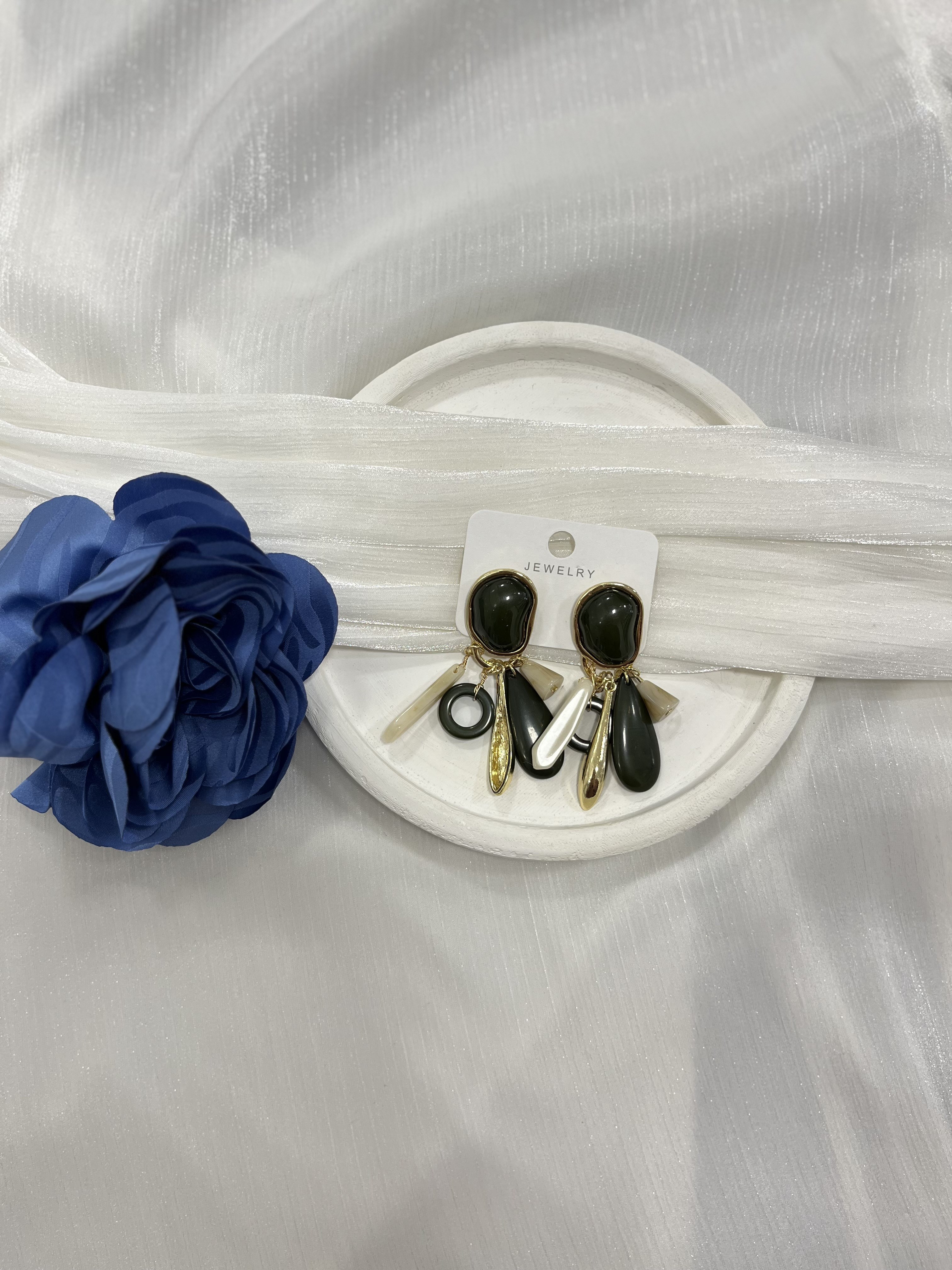 Zümrütyeşili Charmlı Sallantılı Küpe KP36