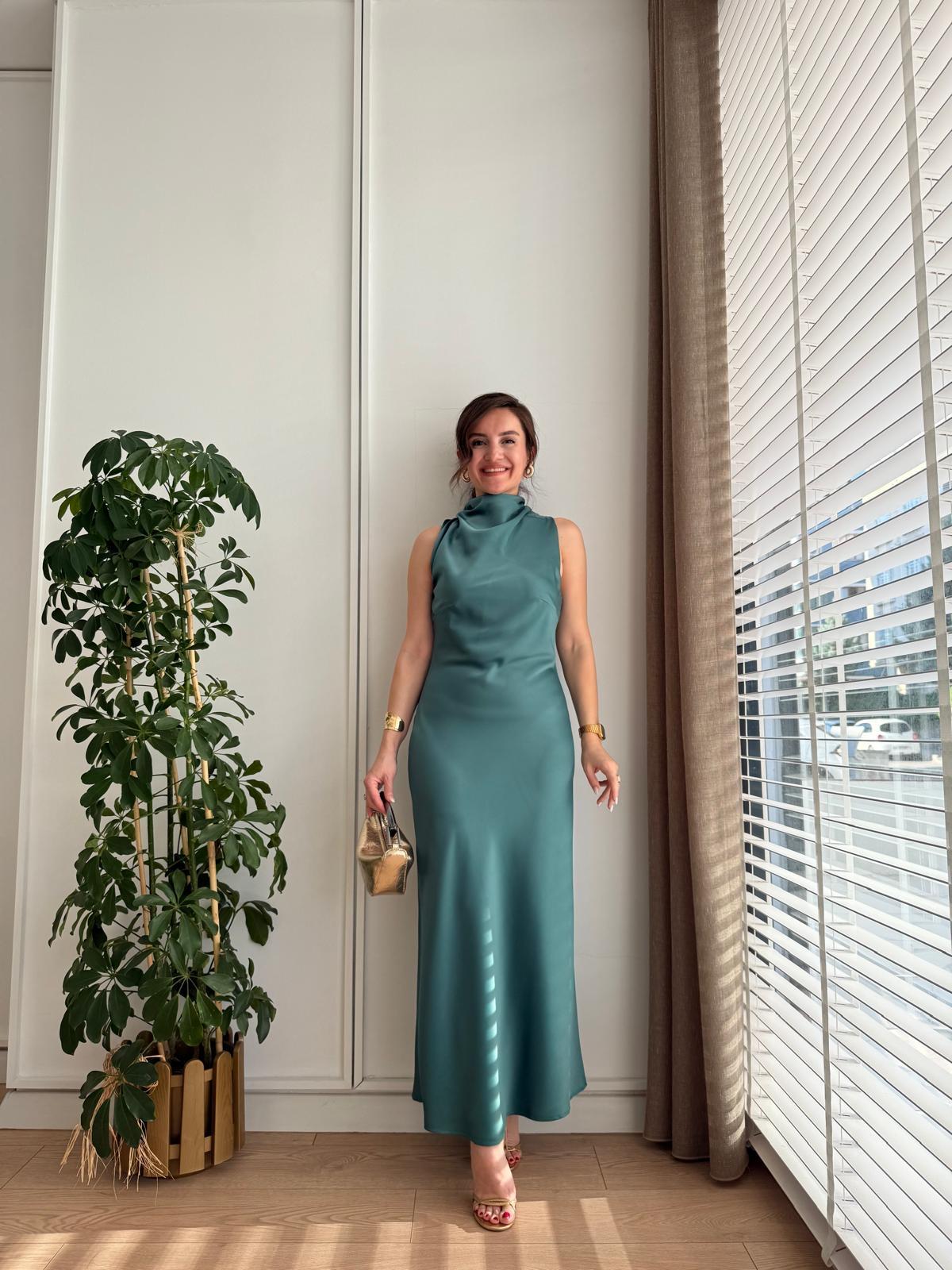 Zümrütyeşili Degaje Yaka Omuz Drapeli Saten Elbise 0557