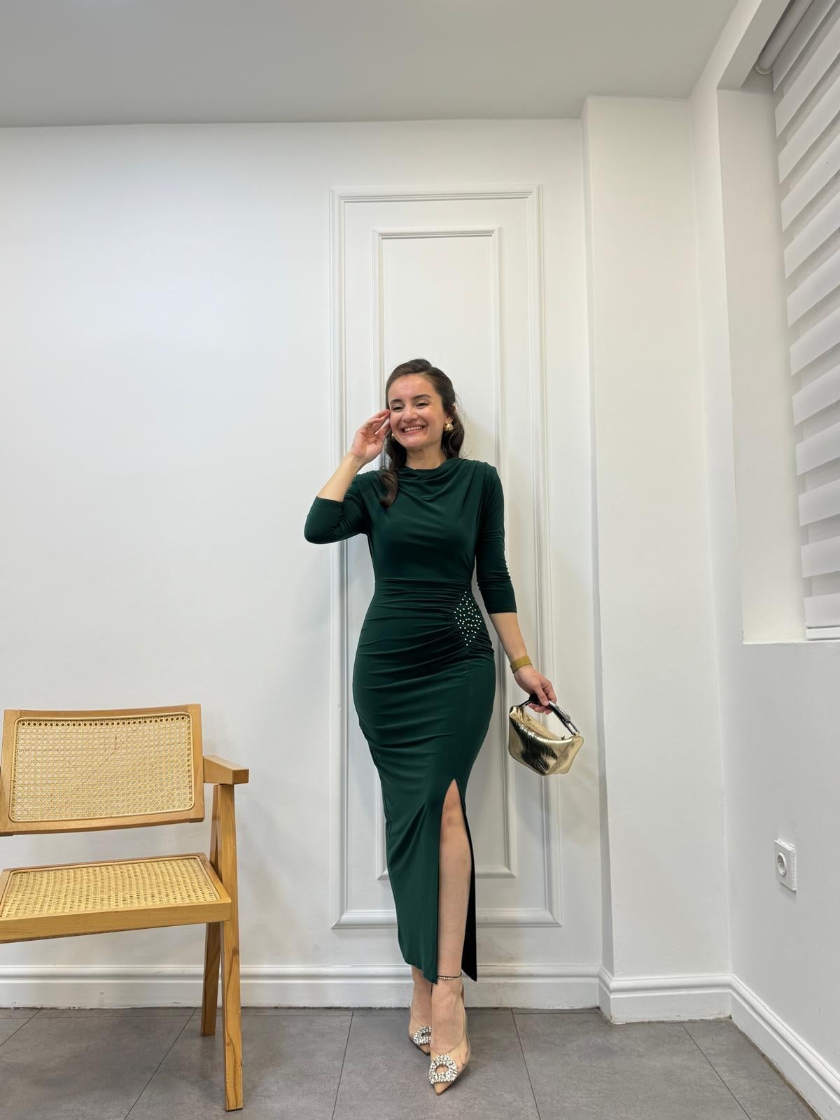 Zümrütyeşili Ön Drapeli Boncuk Detaylı Yırtmaçlı Elbise 4419