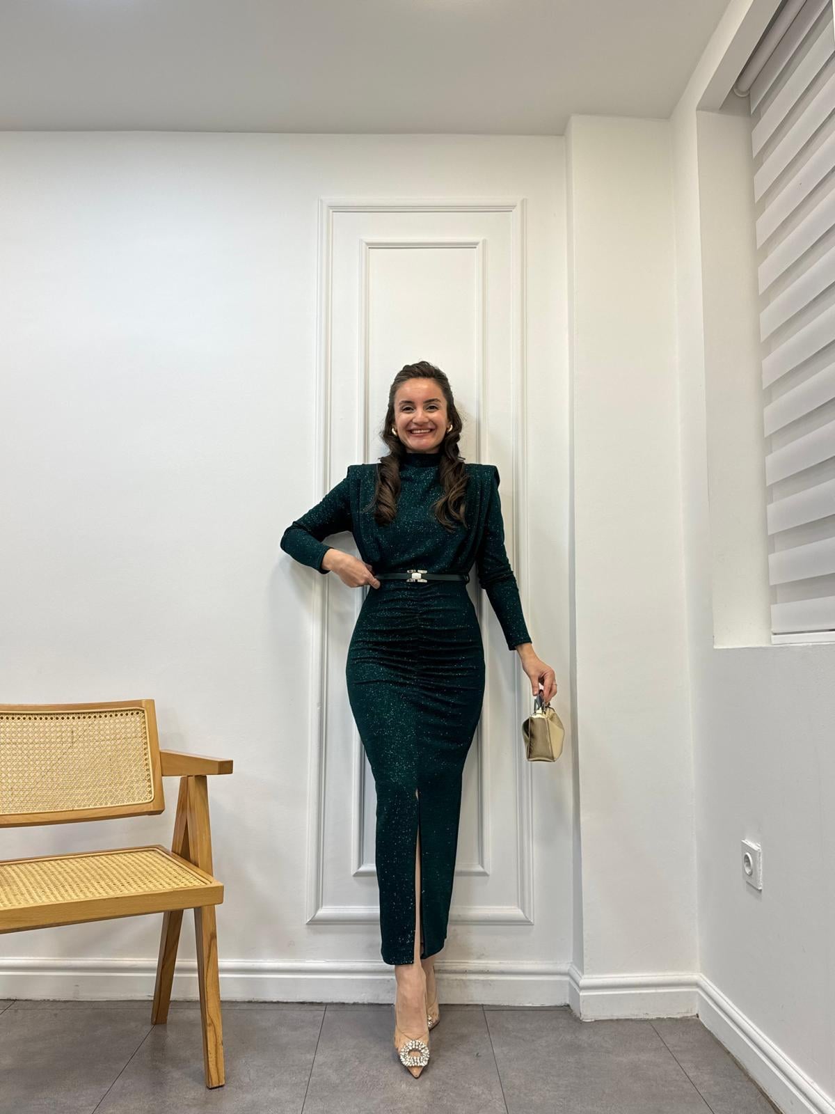 Zümrütyeşili Ön Drapeli Dik Yaka Kemerli Simli Elbise 3625