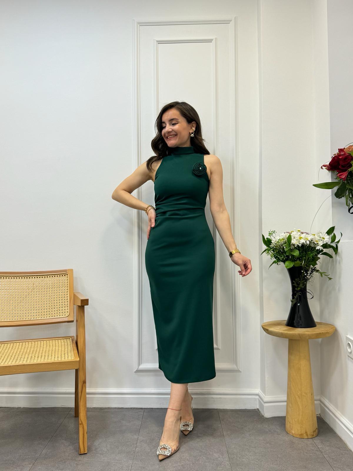 Zümrütyeşili Yan Drapeli Arka Yırtmaçlı Gül Broş Detaylı Elbise 3381