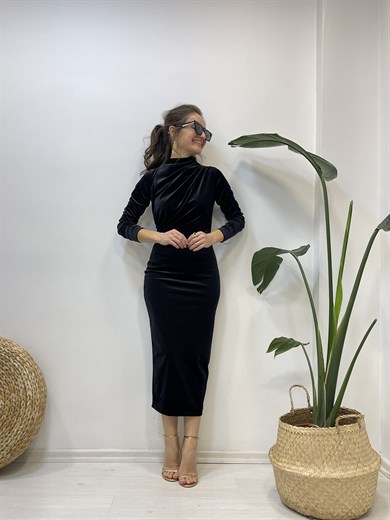 Siyah Kadife Önü Büzgü Detaylı Yırtmaçlı Elbise