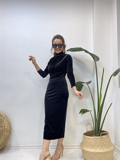 Siyah Kadife Önü Büzgü Detaylı Yırtmaçlı Elbise