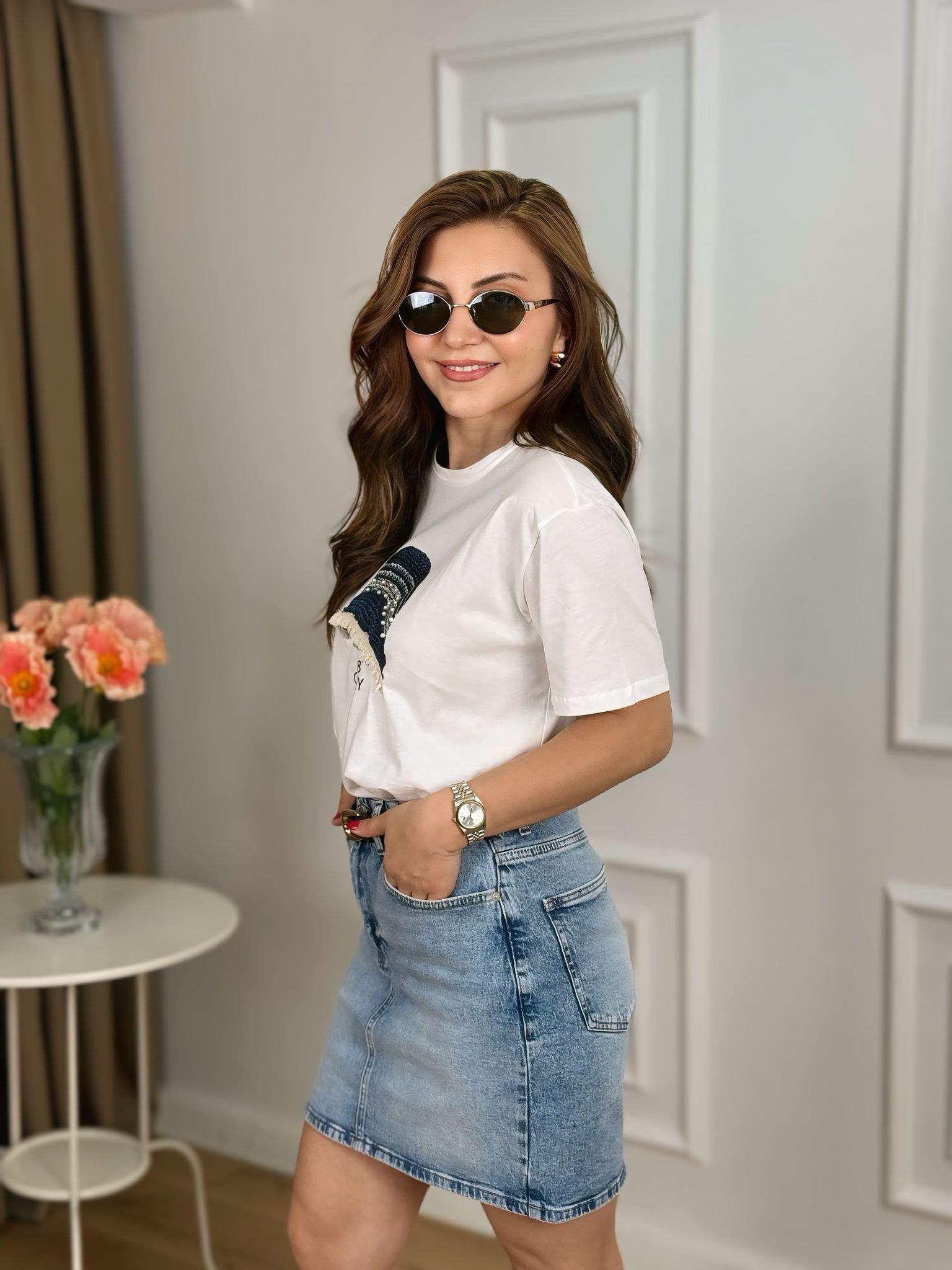 Beyaz Bisiklet Yaka Desenli Nakışlı Tshirt 29523