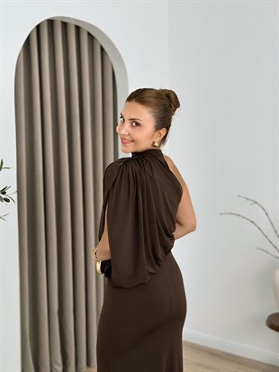 Kahve Dik Yaka Tek Omuz Elbise 252651