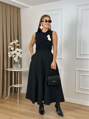 Siyah Bisiklet Yaka Çiçek Nakışlı Triko Atlet 25428