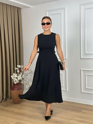 Siyah Bisiklet Yaka Parçalı Kemer Detaylı Krep Kumaş Elbise 2313
