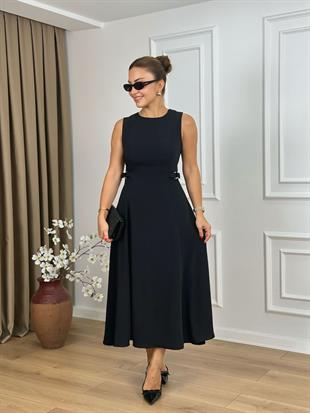 Siyah Bisiklet Yaka Parçalı Kemer Detaylı Krep Kumaş Elbise 2313