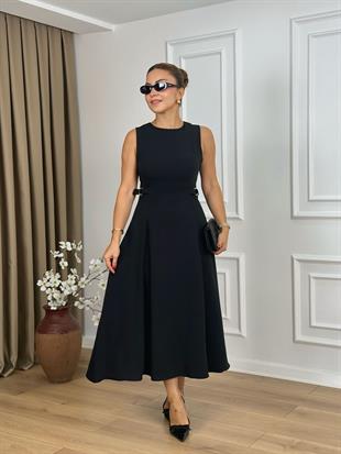 Siyah Bisiklet Yaka Parçalı Kemer Detaylı Krep Kumaş Elbise 2313