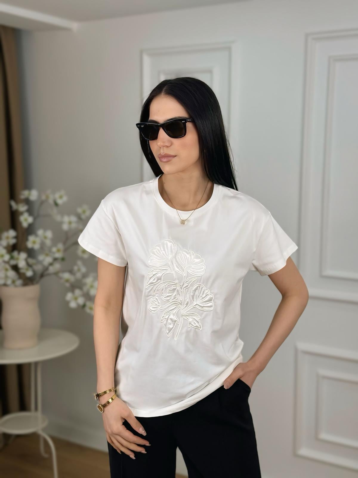 Ekru Bisiklet Yaka Kabartma Çiçek Detaylı Tshirt 25106