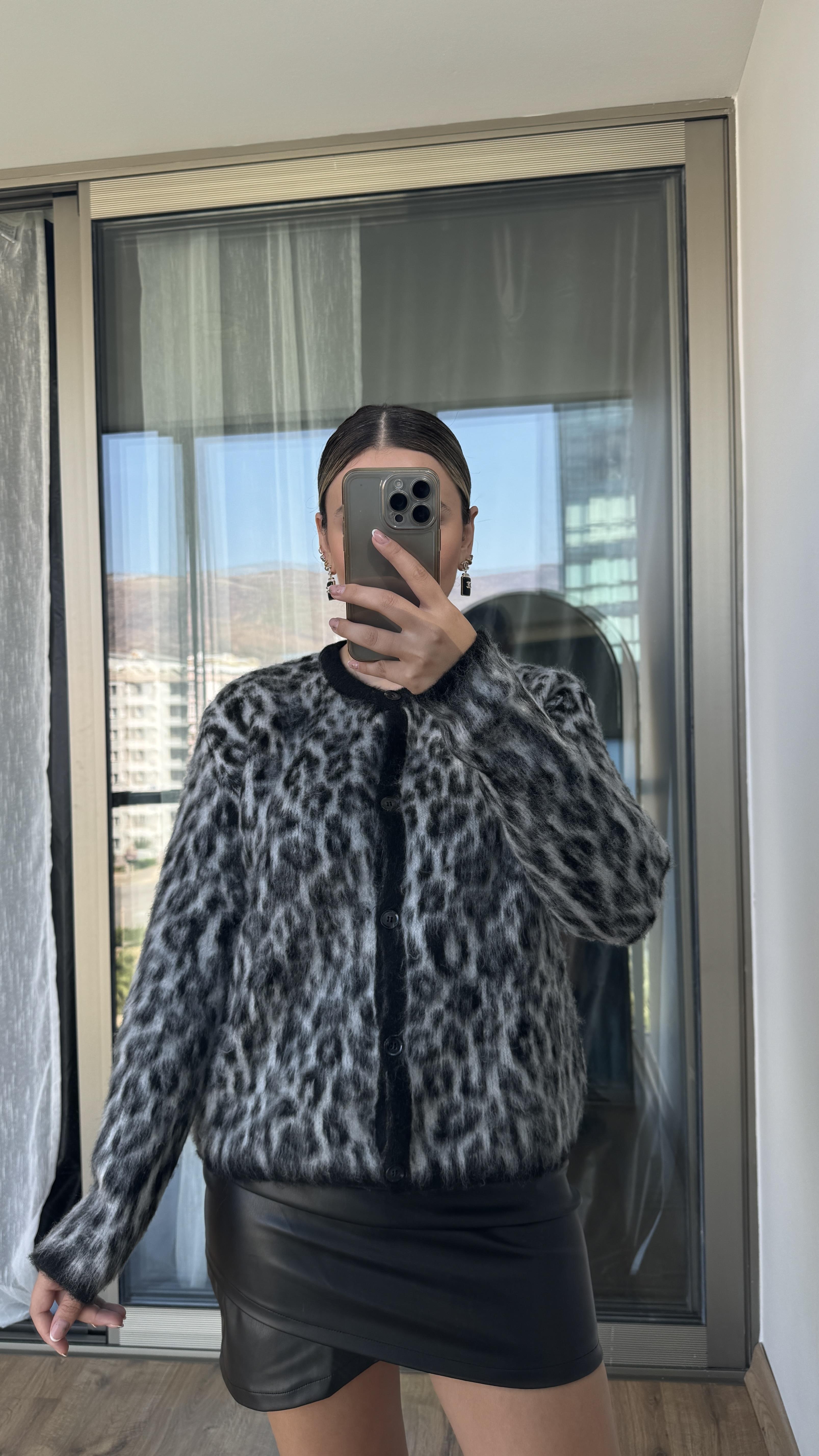 LEOPAR DESENLİ YÜN HIRKA