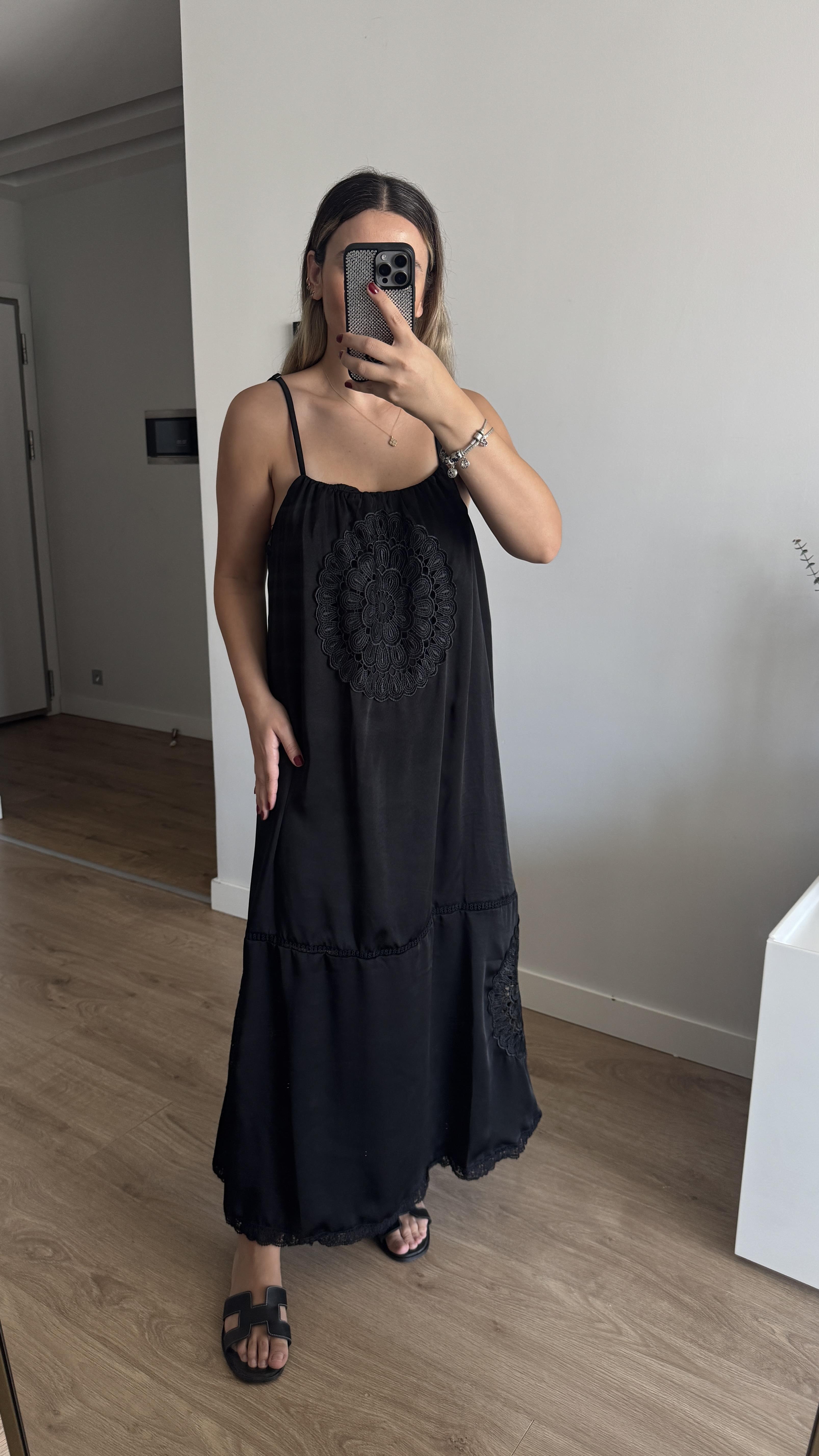 SİYAH SATEN NAKIŞ İŞLEME ELBİSE