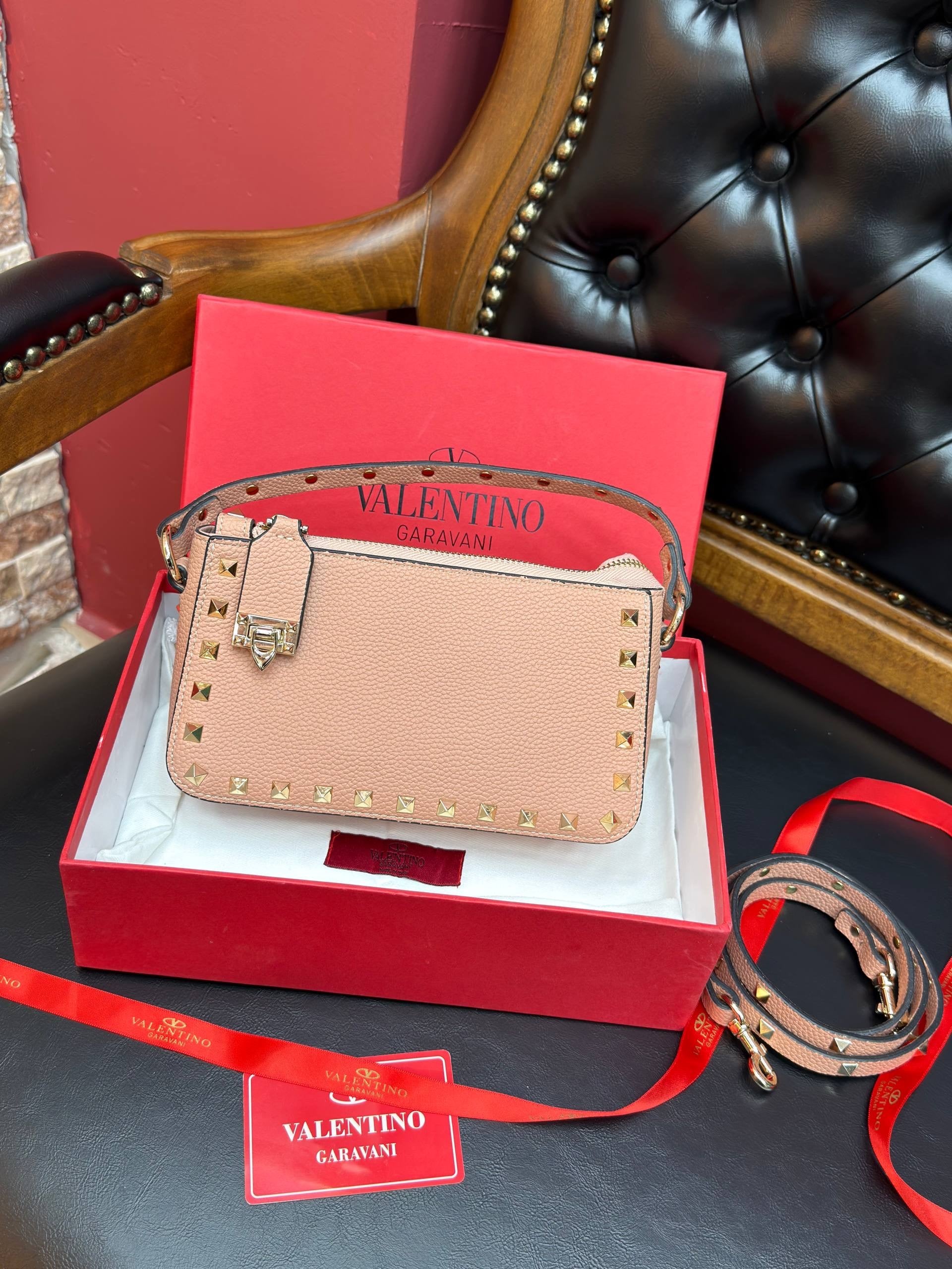 VLNTNO ROCKSTUD PEMBE DERİ ÇANTA